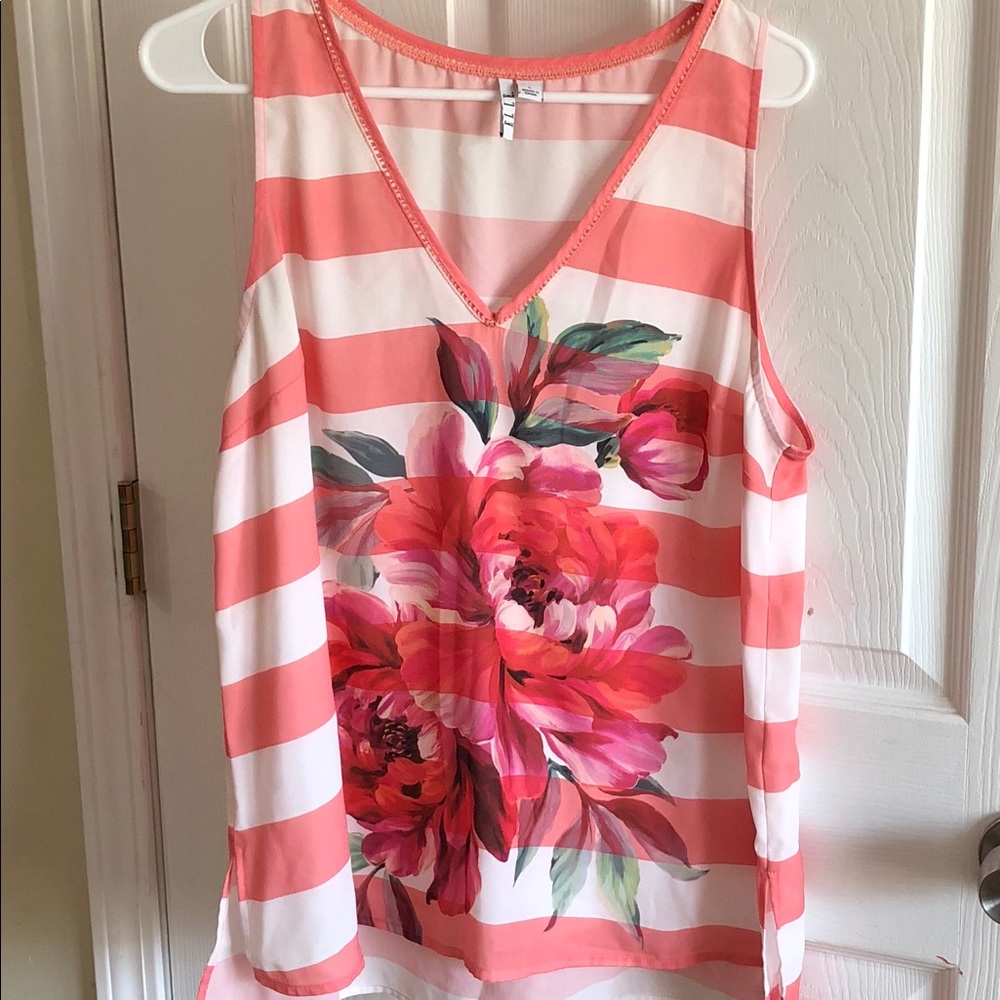 🏈 Beautiful, flowing floral tank